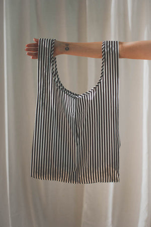BLACK AND WHITE STRIPE BAGGU