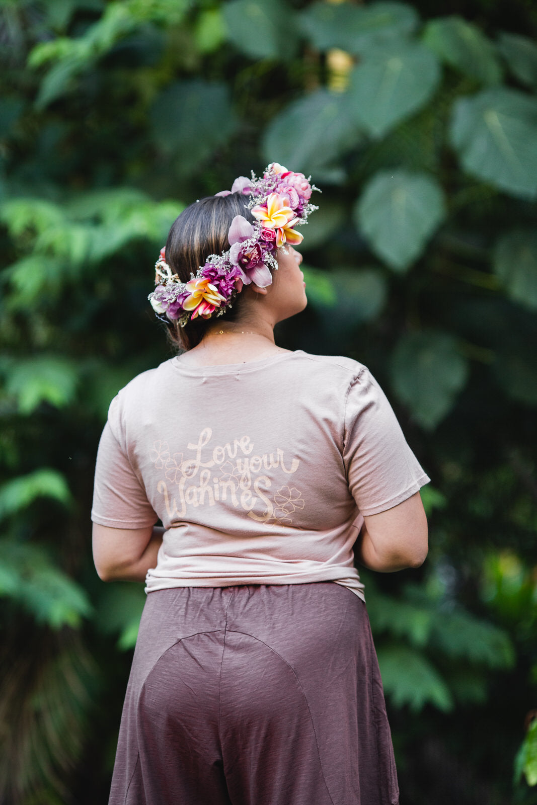TEE HIBISCUS LOVE YOUR WAHINES - JANA LAM - ROSE CLOUD