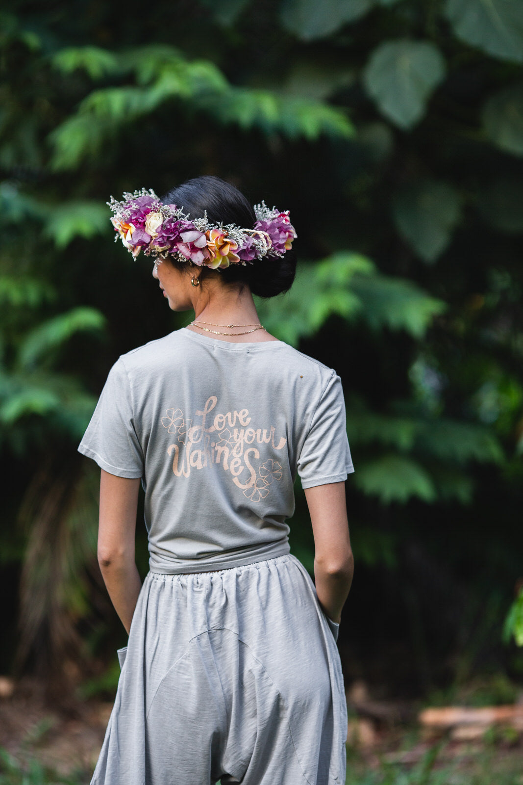 TEE HIBISCUS LOVE YOUR WAHINES - JANA LAM - MOON GREY