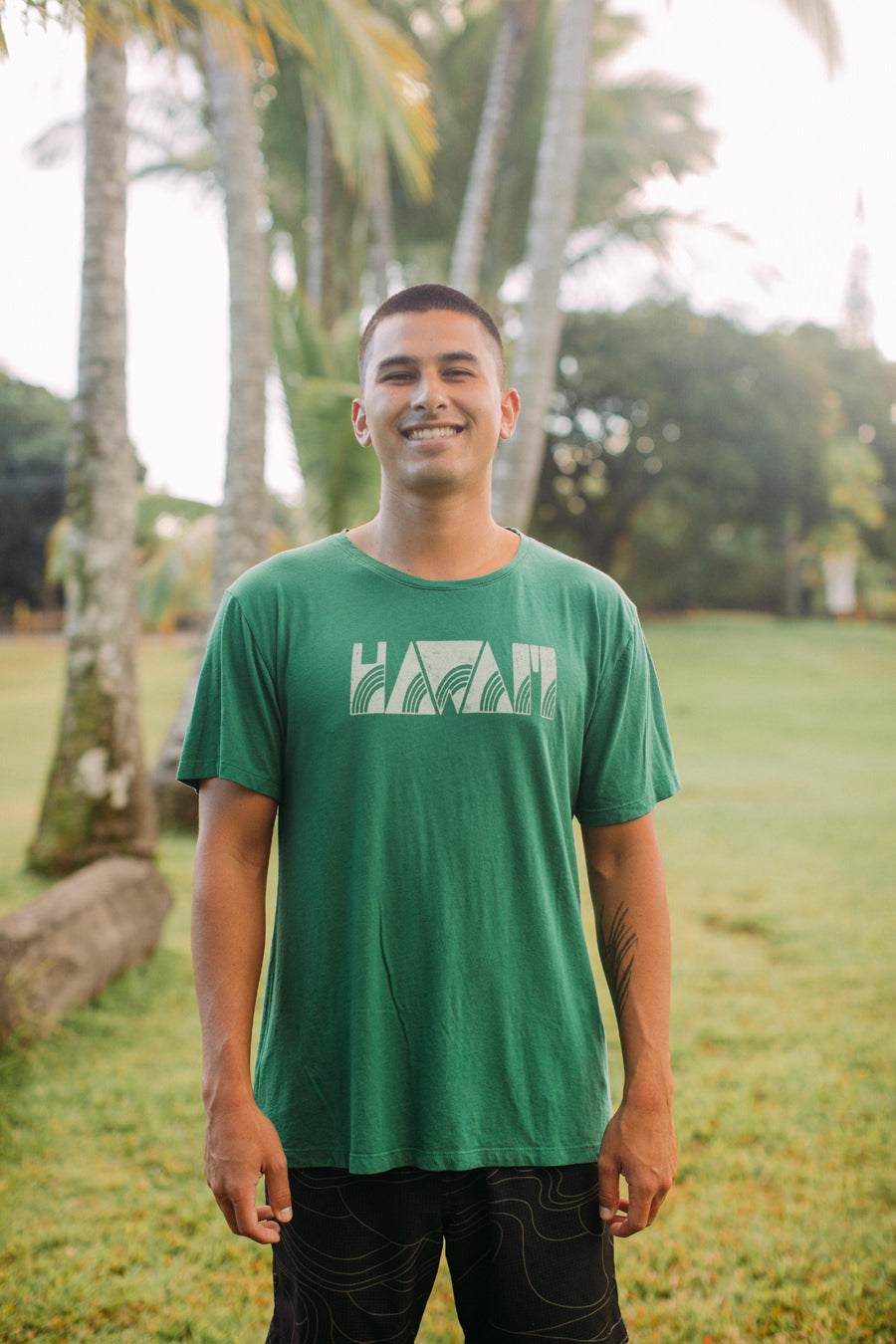 MEN&#39;S TEE HAWAI&#39;I RAINBOWS - MONSTERA GREEN