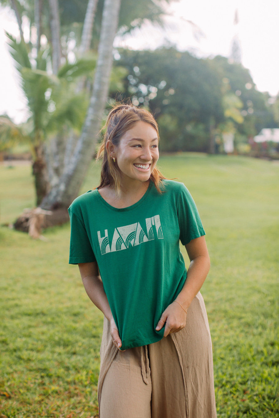 TEE HAWAI'I RAINBOWS - MONSTERA GREEN