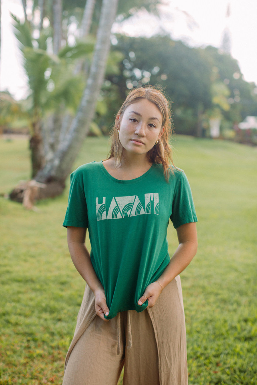 TEE HAWAI&#39;I RAINBOWS - MONSTERA GREEN